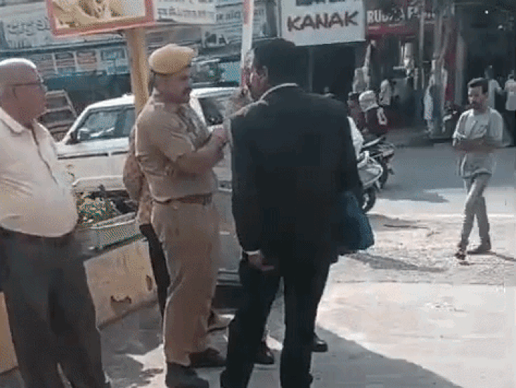 अरवाना मॉल की दुकान में बिजली कनेक्शन पर गर्माया माहौल:मॉल प्रबंधन ने निजी प्रॉपर्टी बताकर कनेक्शन रोका; बिजली विभाग ने रोड किनारे लगाया मीटर