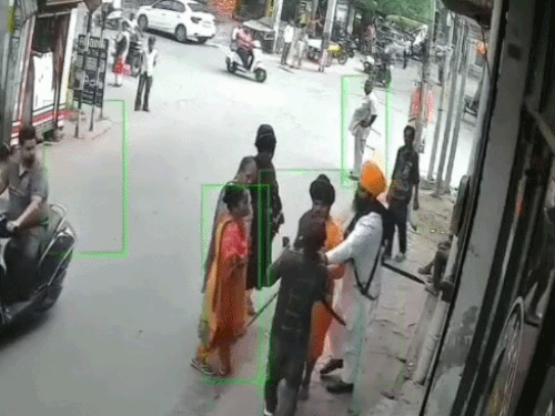 अमृतसर में निहंगों ने युवक को पीटा:जबरन गाड़ी में बैठाने की कोशिश की ; CCTV में कैद हुई घटना