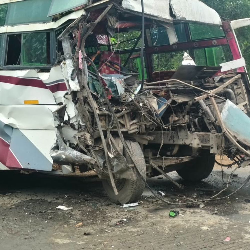 रायगढ़ में पूर्णागिरी बस और ट्रक के बीच टक्कर:10-12 यात्री घायल, चालक को गंभीर चोट, कोयलर क्षेत्र में हुआ हादसा