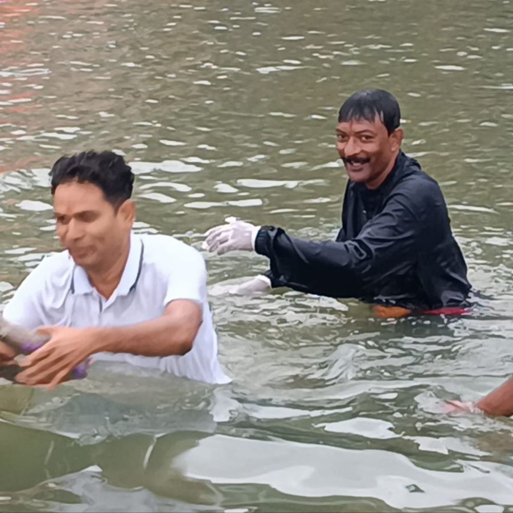 नदी में सफाई के लिए वित्तमंत्री ने लगाई छलांग:घाट नवनिर्माण व ऑक्सीजोन के शिलान्यास कार्यक्रम में पहुंचे थे मंत्री, नदी में उतरकर निकाला गणेश प्रतिमा का अवशेष और कचरा