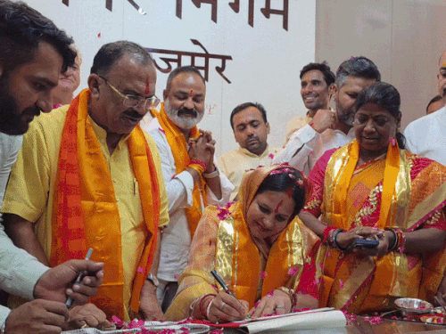 अजमेर में मेयर-डिप्टी मेयर ने संभाली निगम की कमान:कांग्रेस पार्षदों को एंट्री नहीं मिलने पर गेट पर प्रदर्शन; देवनानी बोले- विपक्ष को साथ लेकर करें विकास