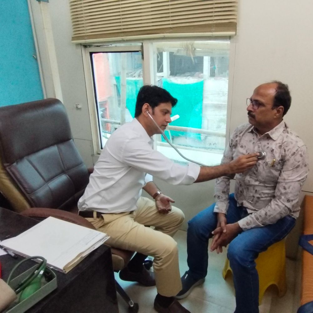 मौसम बदलने पर बच्चों और बुजुर्गों को सावधानी की सलाह:बलिया में तेज बुखार में पहले इमरजेंसी इलाज को प्राथमिकता दें