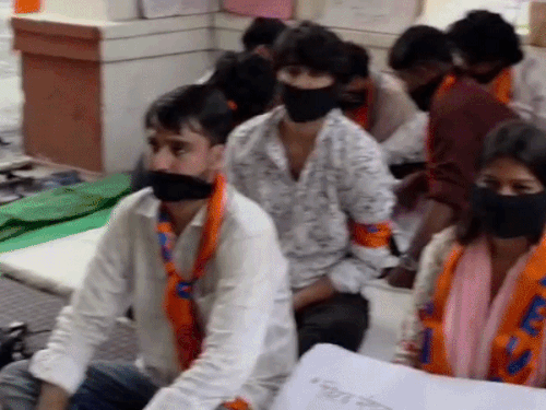 BHU में ABVP कार्यकर्ताओं ने काली पट्टी बांधकर किया विरोध:चीफ प्रॉक्टर के खिलाफ शुरू किया अनिश्चितकाल धरना,बोले-छात्रो के साथ हो रहा अन्याय
