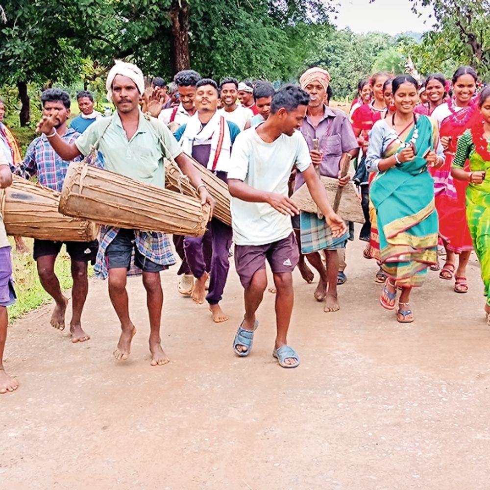 पुसवालपारा में पारंपरिक उल्लास से मनाया नवाखाई पर्व, ईष्टदेव को लगाया भोग