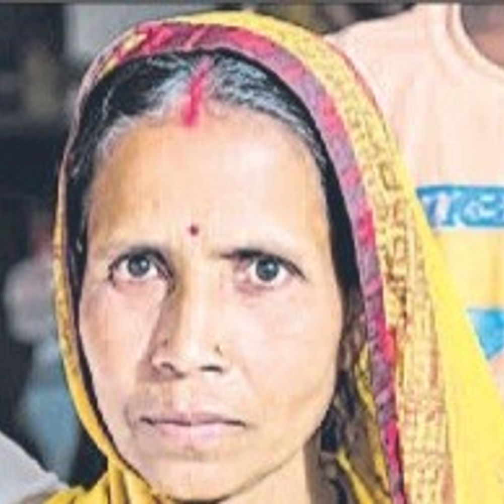 तेज रफ्तार ट्रैक्टर-ट्राली ने महिला को कुचला, मौत:दवा लेकर घर लौट रही थी फूलमती, मौके पर तोड़ा दम; पुणे में बेटे को फोन पर मिली मौत की खबर