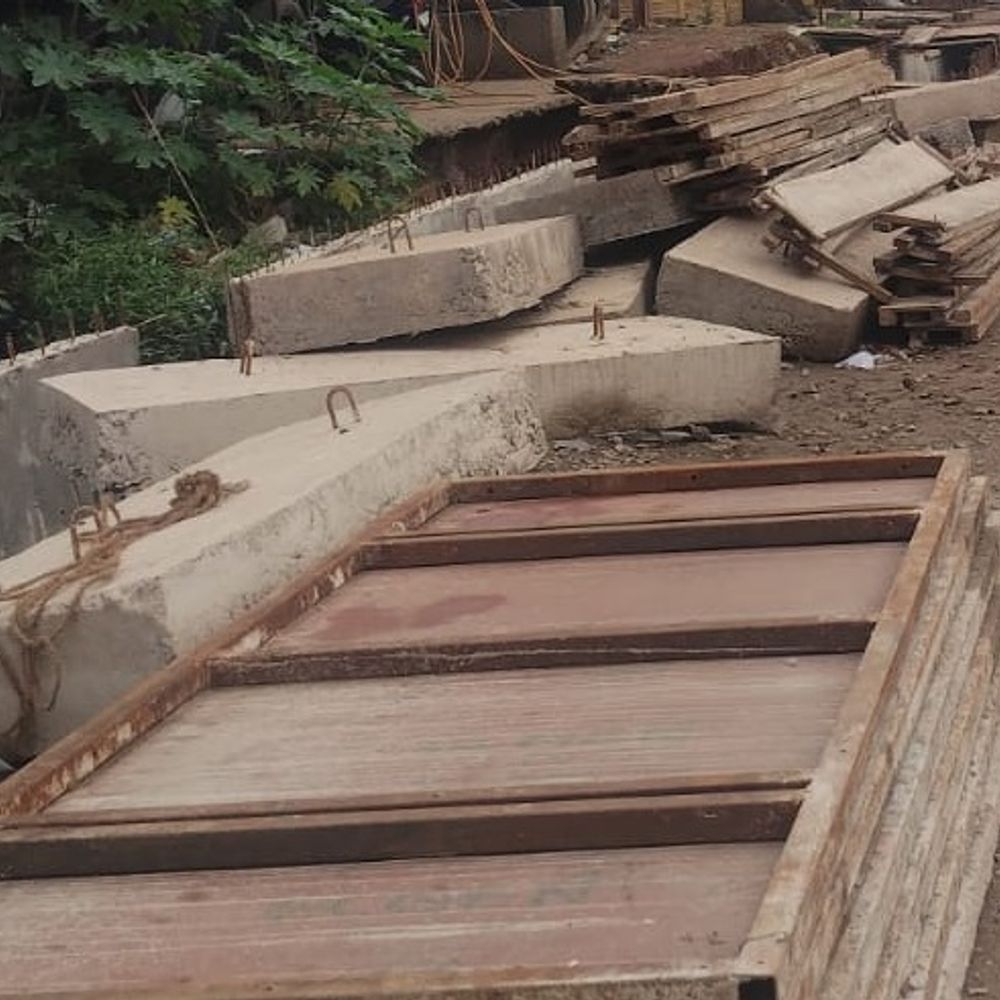 नाली पर ढक्कन नहीं, किनारे रखा सेंट्रिंग सामान, राहगीर हो रहे परेशान