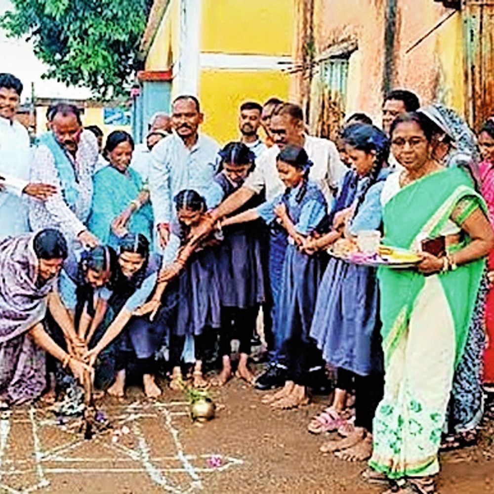 नर्राटोला में शौचालय बनाने के लिए छात्राओं ने किया भूमिपूजन