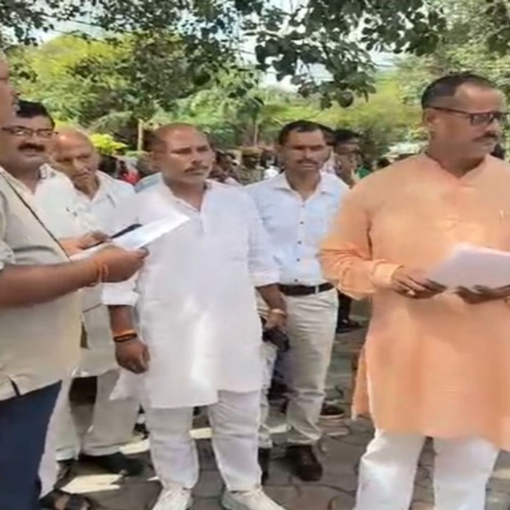 शाहजहांपुर में किसानों का कलेक्ट्रेट पर धरना:किसान पदाधिकारी बोले- बाढ़ प्रभावित किसानों को जल्द दिया जाए मुआवजा