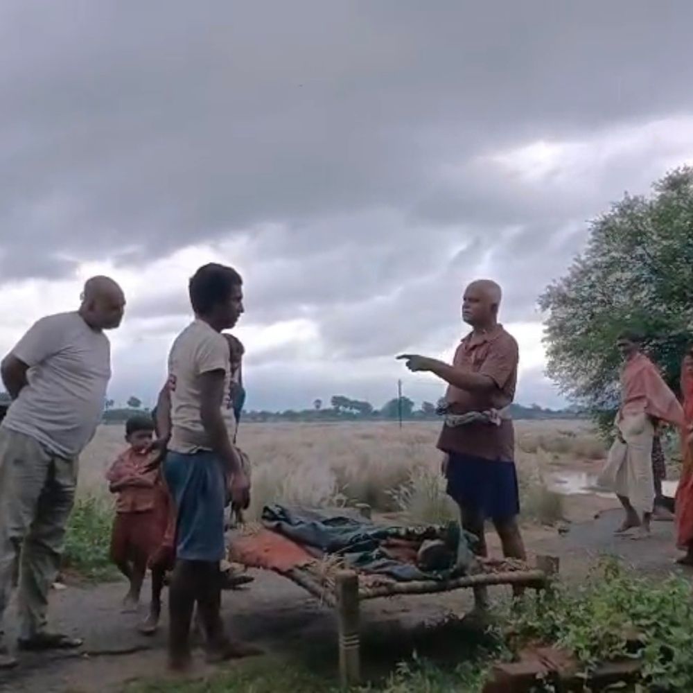 महिला की मौत, मायके वालों ने मर्डर का आरोप लगाया:बांका में पति समेत ससुराल वाले भागे, पुलिस को सिर पर चोट के निशान मिले
