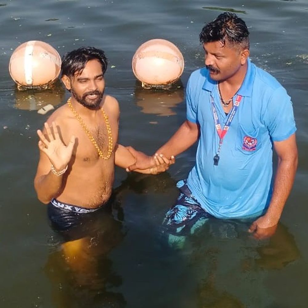 उज्जैन में रामघाट पर डूबने लगा श्रद्धालु:SDRF जवान ने नदी में छलांग लगाकर बचाया, समय पर मिली मदद