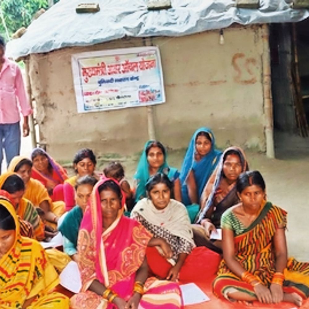 उपस्थिति पंजी, शिक्षण सामग्री और नियमित कक्षा संचालन की जानकारी ली