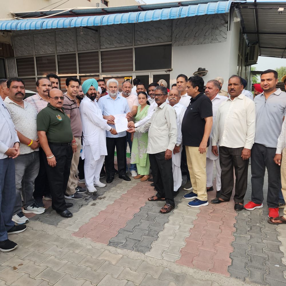 सैनिक भवन बचाने के लिए मंत्री के घर पहुंचे लोग:पठानकोट में विरोध पर निगम की कार्रवाई टली; कहा-बिना अनुमति बनाई इमारतों पर हो एक्शन