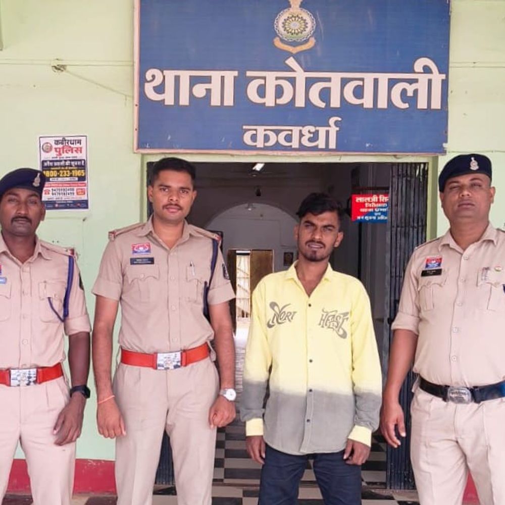 झंडा चौक में तलवार लहराकर लोगों को डराने वाला गिरफ्तार:कवर्धा पुलिस ने अनिस खान को आर्म्स एक्ट के तहत पकड़ा, जेल भेजा