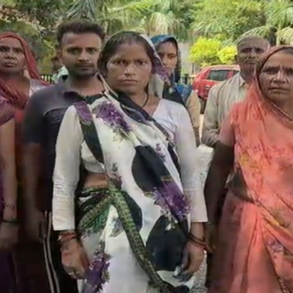 युवक की शादी से नाराज परिजनों पर मारपीट का आरोप:शाहजहांपुर में कार-बाइक तोड़ी, परिवार ने DM से लगाई गुहार