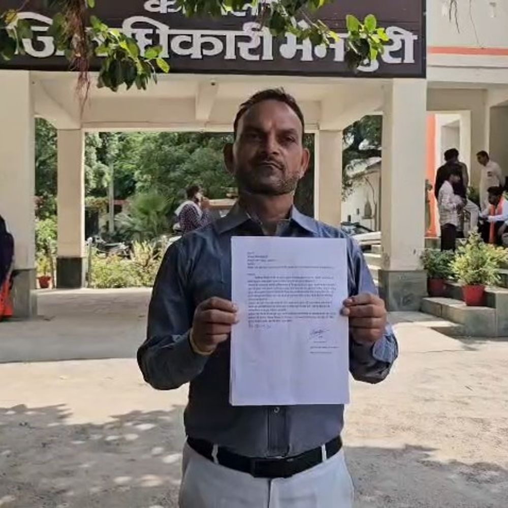 धोखाधड़ी करके रिकॉर्ड से दो भाइयों के नाम गायब:बड़े भाई पर कब्जा करने और खेत बेचने की तैयारी का आरोप, डीएम से शिकायत