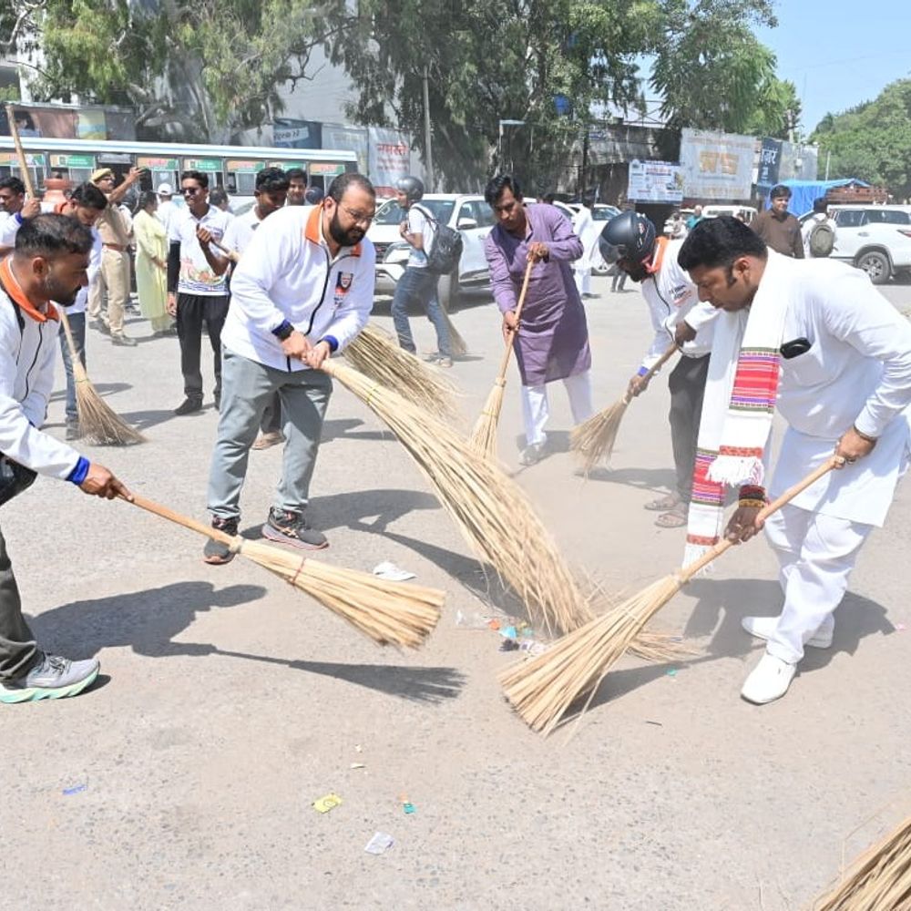 युवा मोर्चा की सेवा संकल्प यात्रा ब्यावर पहुंची:वृद्धाश्रम में भोजन, पौधरोपण और स्वच्छता अभियान भी चला
