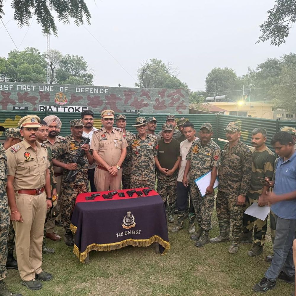 तरनतारन में 4 पिस्टल, 8 मैगजीन व 10 कारतूस बरामद:BSF व पुलिस को खेत में मिला पैकेट, सीमा पार से आए तुर्की-चाइना मेड हथियार
