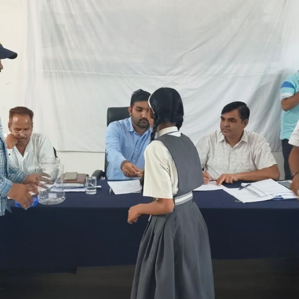 डूंगरपुर जिले में सभी 442 सरपंच पद एसटी रिजर्व:7 पंचायतों में महिला बनेंगी सरपंच, लॉटरी से तय हुआ रिजर्वेशन