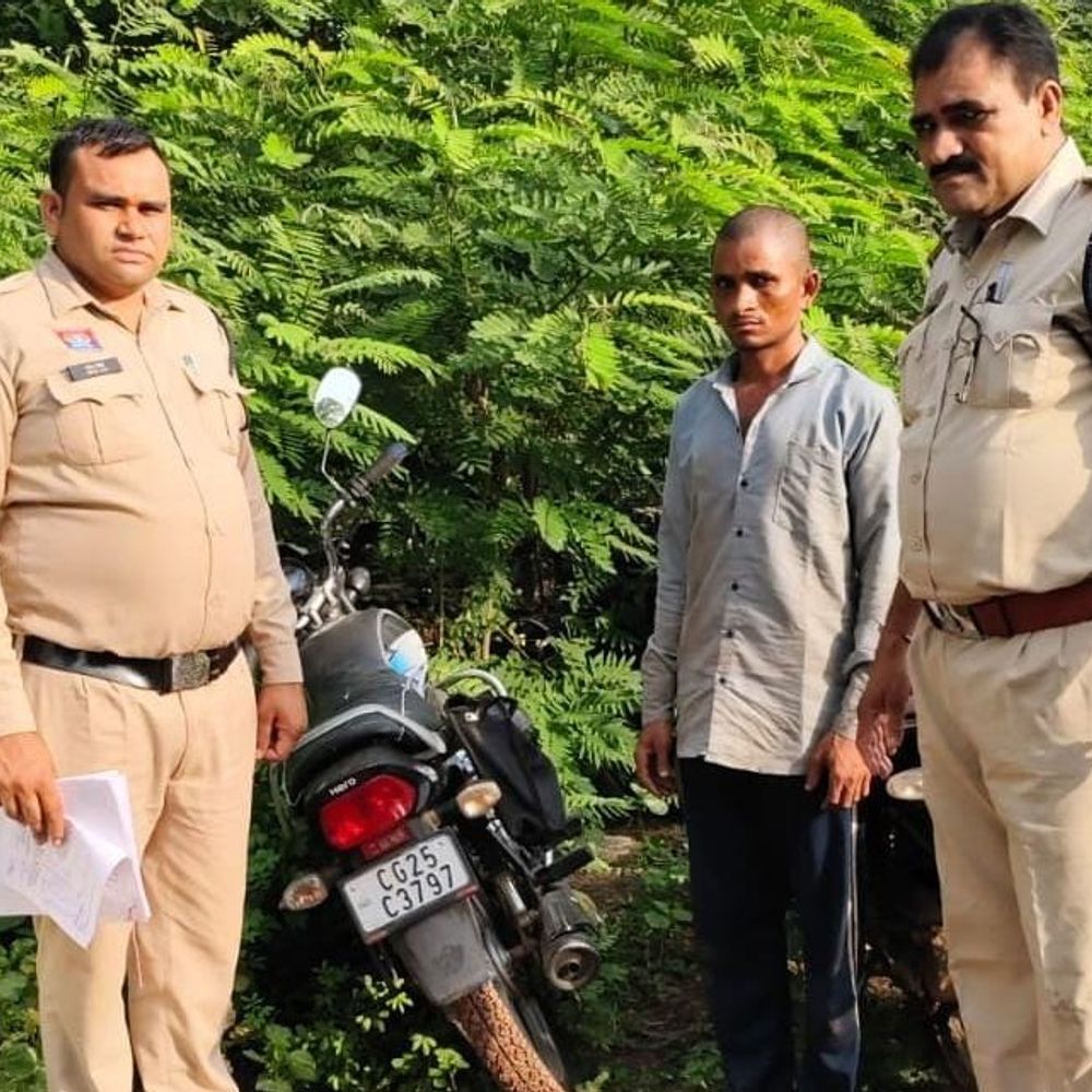 मीना बाजार से चोरी हुई बाइक बरामद:झाड़ियों में छिपाकर बेचने की फिराक में था आरोपी, पुलिस ने किया गिरफ्तार