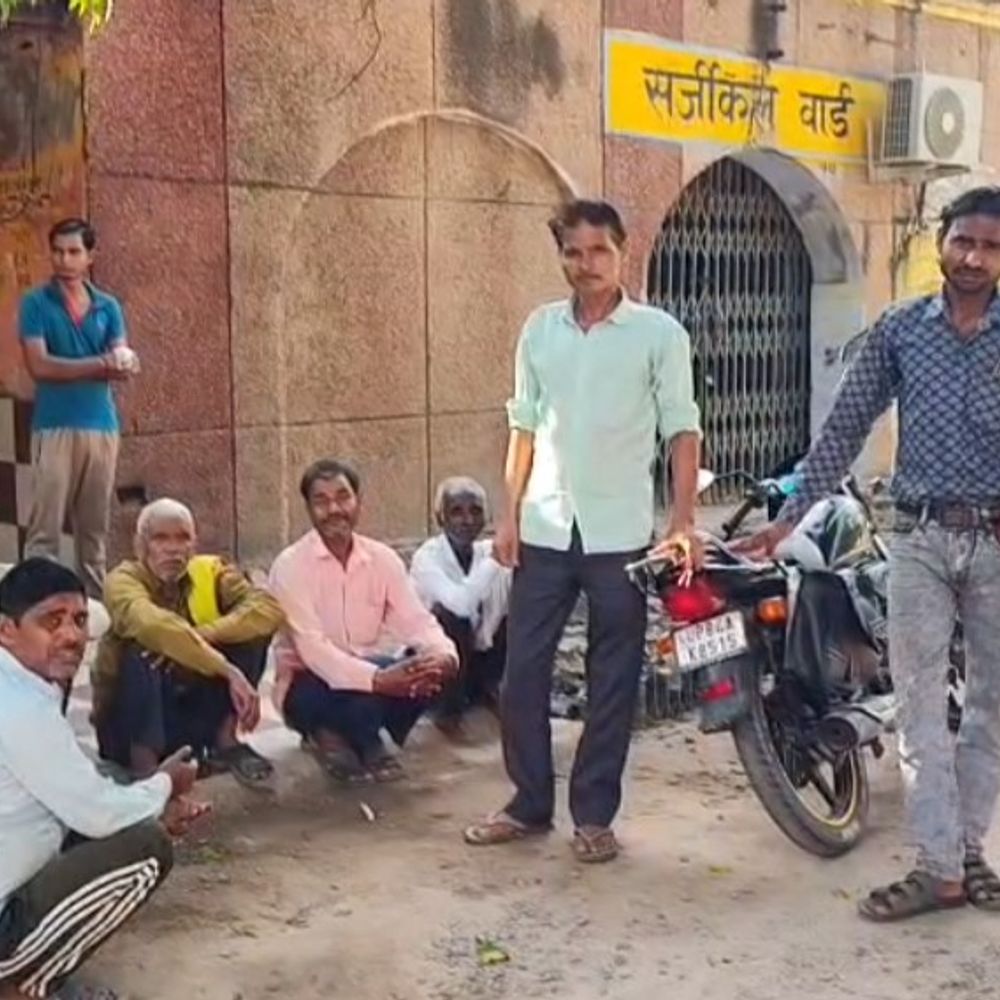 एटा में महिला की अचानक तबीयत बिगड़ने से मौत:खून की उल्टियां हुईं, 5 मिनट में दम तोड़ा; मेडिकल कॉलेज में डॉक्टरों ने मृत घोषित किया