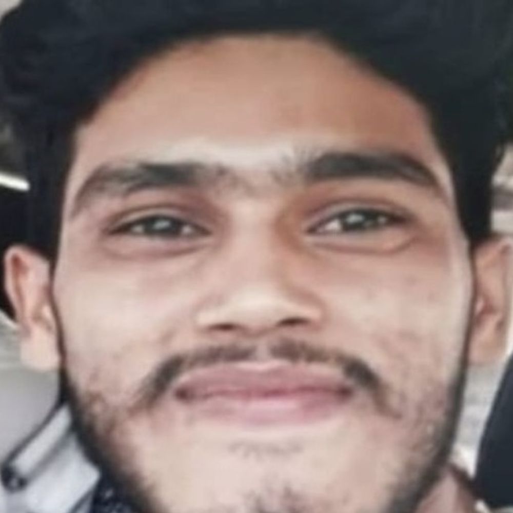 पुलिस की छापेमारी के बाद कोर्ट में किया सरेंडर:युवती से छोड़खानी और मारपीट का आरोप, आरोपी बोला- मैं अपने पैसे मांगने गया था