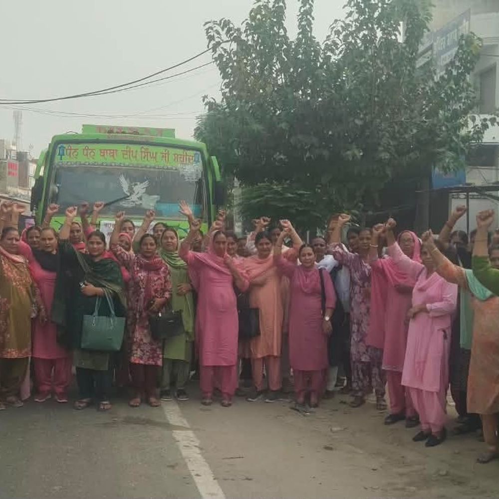 आशा वर्करों ने मुख्यमंत्री के गांव सतौज का घेराव किया:तरनतारन से बसें पर भरकर निकले, डीसी रेट, पक्का करने की मांग, 4 माह से भत्ता न मिलने से नाराज