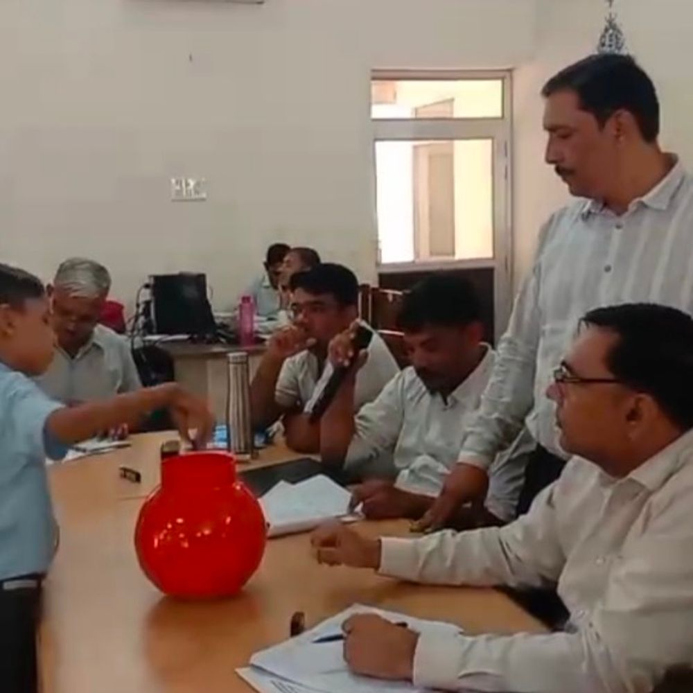 चूरू में सरपंच-वार्ड पंचों के लिए आरक्षण लाटरी निकाली:SDM ने स्कूली बच्चों से निकलवाई, अब 61 ग्राम पंचायतों में दो प्रधान होंगे।