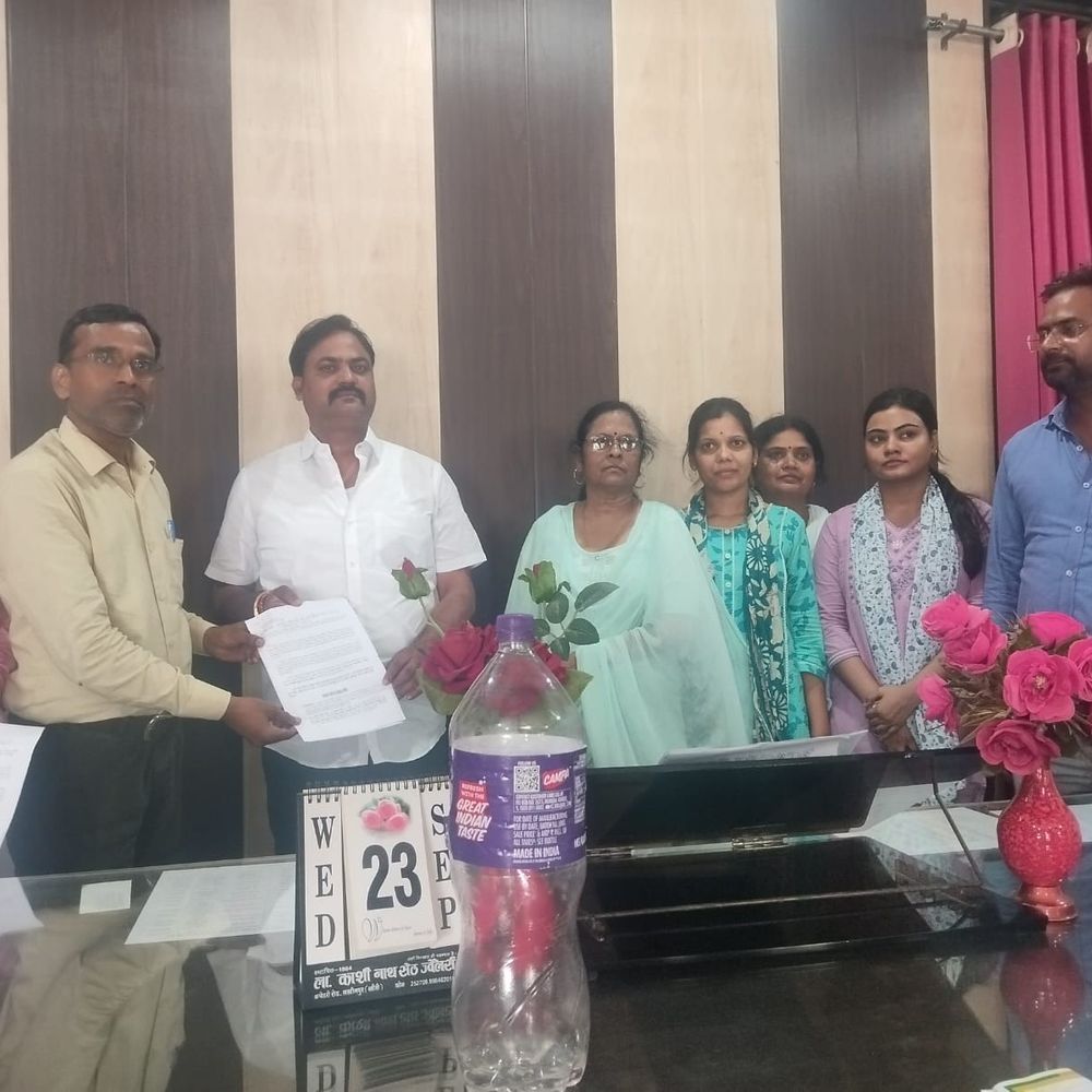 स्वास्थ्य संविदा कर्मियों ने विधायक को सौंपा ज्ञापन:नियमितीकरण व समान वेतन समेत 6 सूत्रीय मांगे उठाईं