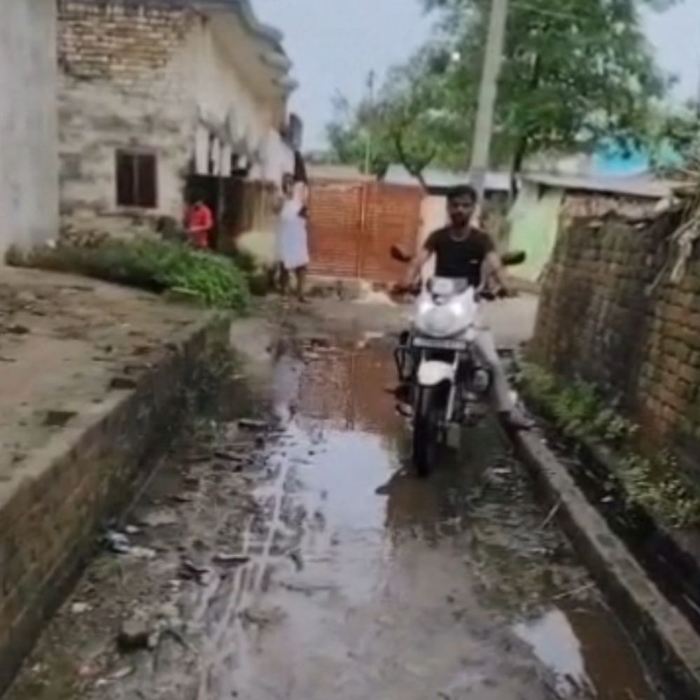 केन्हौरा गांव के मुख्य मार्ग पर जलभराव:10 मीटर सड़क धंसी, ग्रामीणों और छात्रों को परेशानी; बीमारियों का खतरा बढ़ा