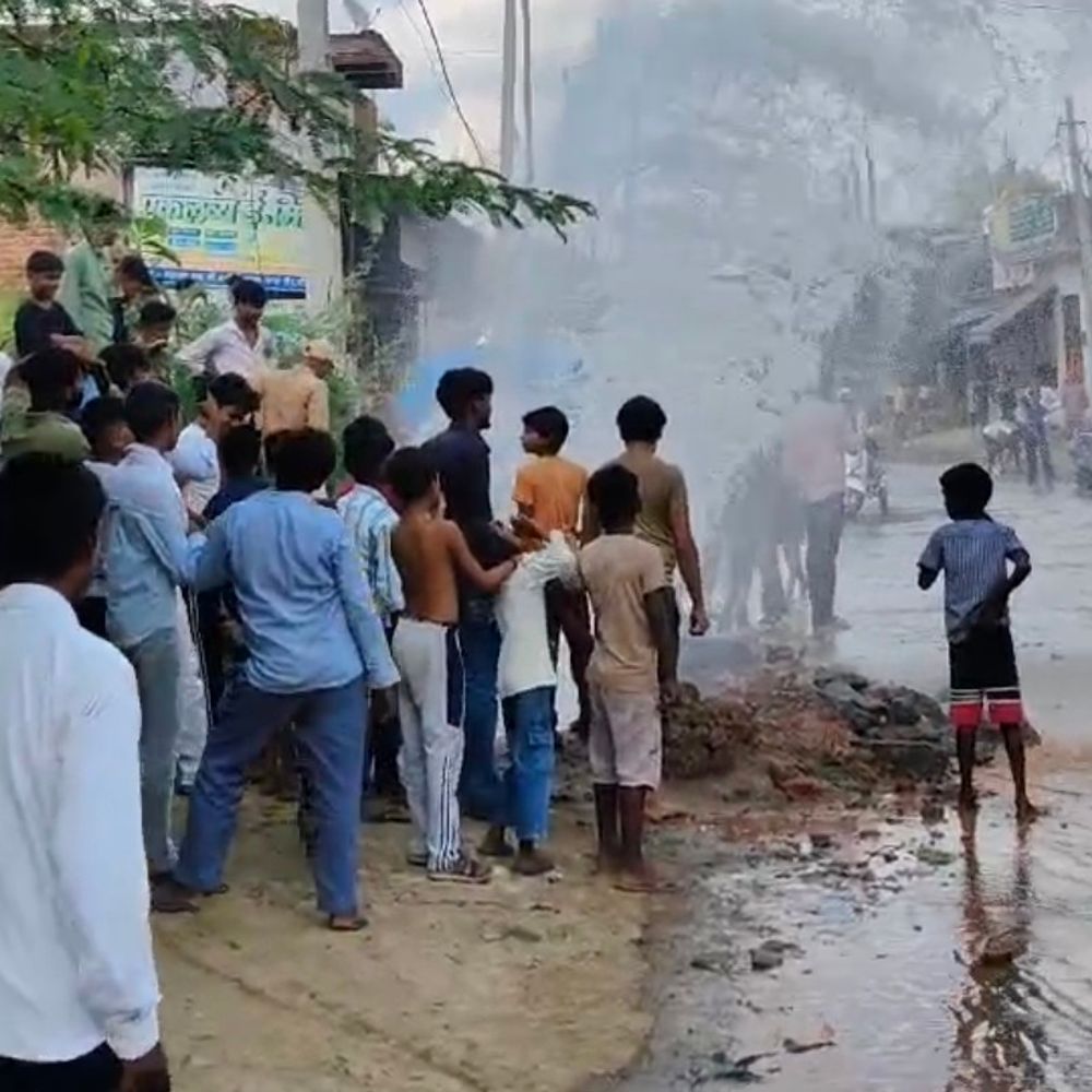 धौलपुर में पाइपलाइन फटने से सड़क पर भरा पानी:दुकानों और घरों में भी घुसा, कई दिनों से लीकेज थी; मरम्मत के दौरान बिगड़े हालात