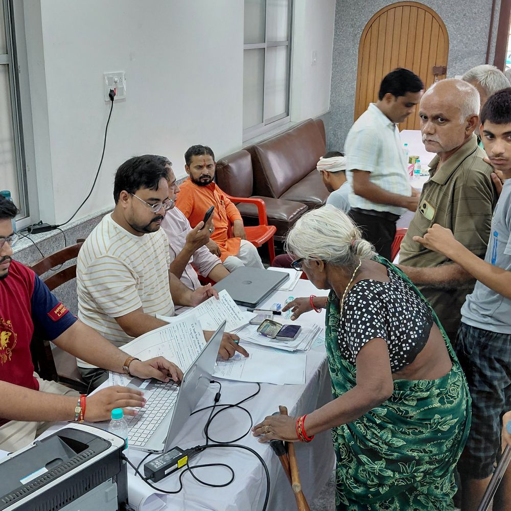 फर्रुखाबाद में दिव्यांगों को मिल रहे निशुल्क उपकरण:जयपुर से आए विशेषज्ञ, दूसरे जिलों से भी पहुंचे; भोजन का भी इंतजाम