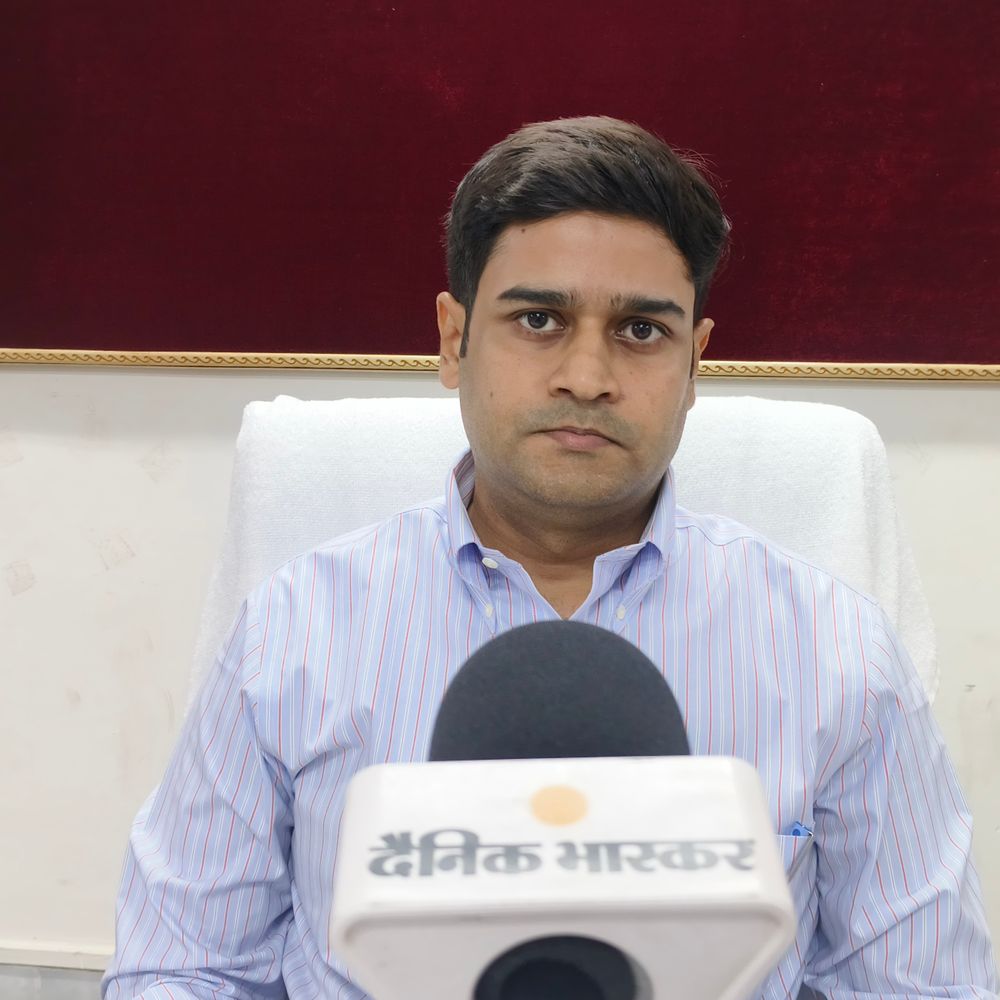 मऊ में 5 महीने में 18,535 राजस्व वाद निपटाए:डीएम बोले-लोगों को बार-बार न लगाना पड़े चक्कर
