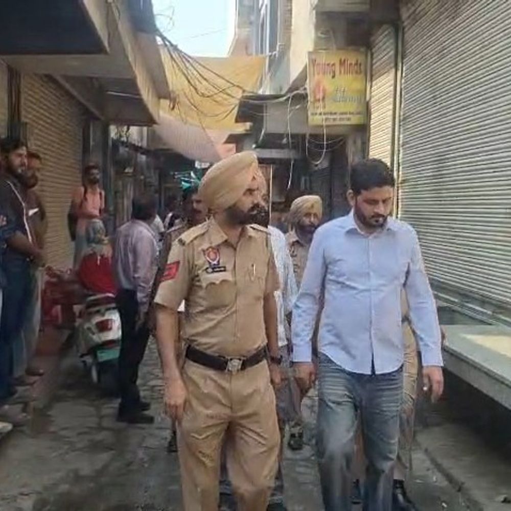 फाजिल्का में बदमाशों के हमले में बाजार का चौकीदार गंभीर:व्यापारियों ने दुकानें बंद कर जताया रोष, बोले- आरोपी नहीं पकड़े तो डीसी को देंगे दुकानों की चाबियां