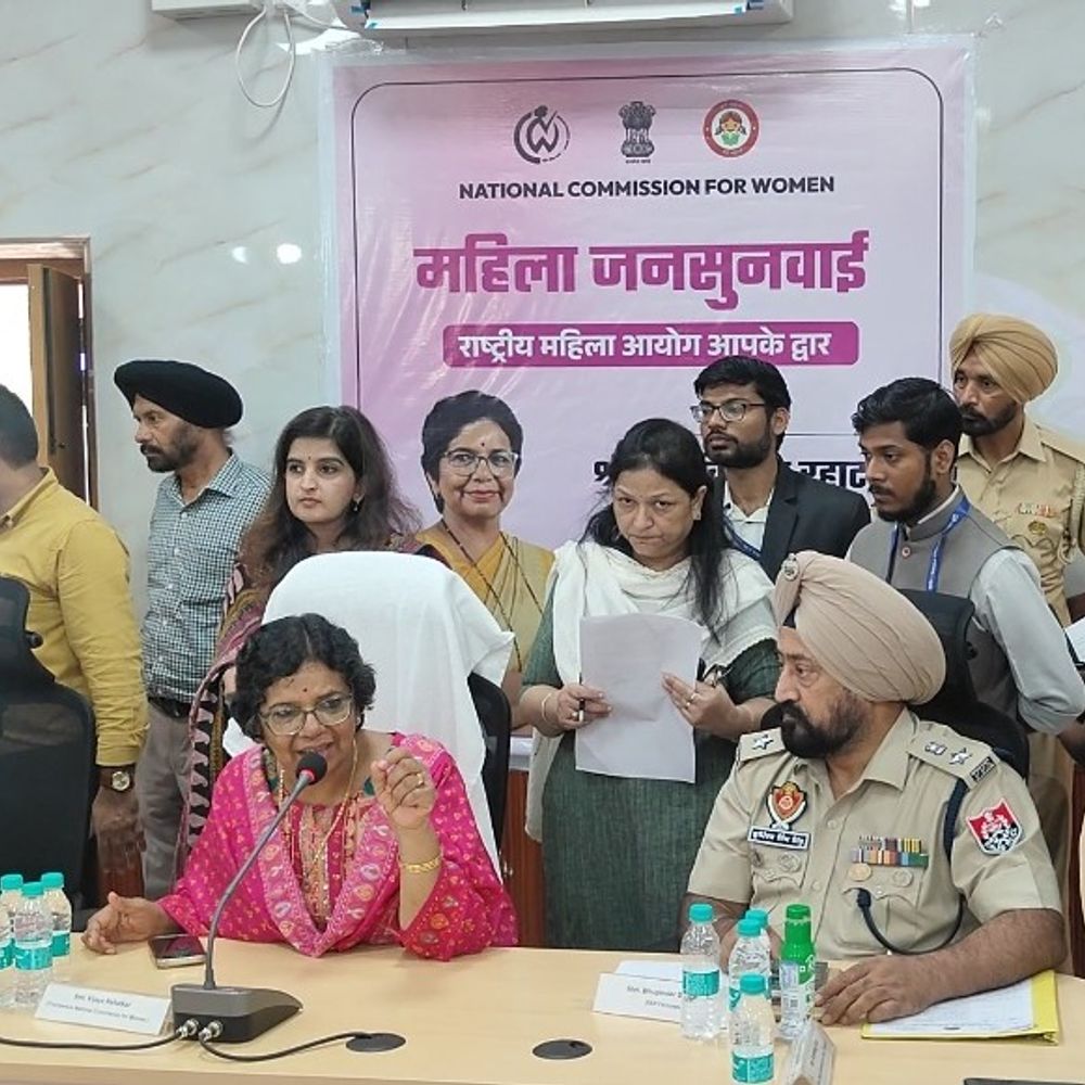 फिरोजपुर में महिला आयोग अध्यक्ष ने सुनीं शिकायतें:घरेलू हिंसा के मामले भी सामने आए; बोलीं-महिलाओं का तस्करी में शामिल होना गलत