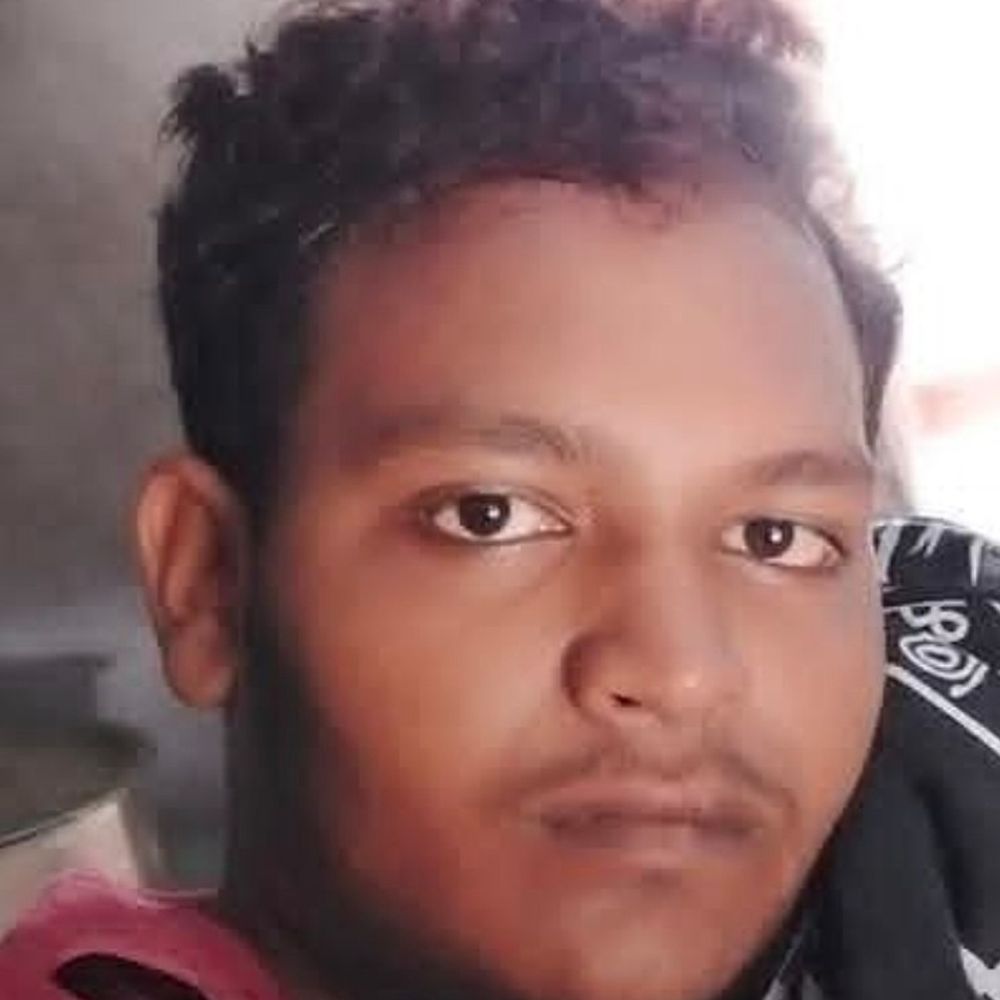 हाई वोल्टेज तार की चपेट में आकर खलासी की मौत:ट्रक पर चढ़कर मौरंग खाली करते समय हादसा, कुल्ली ग्राम सभा में शोक