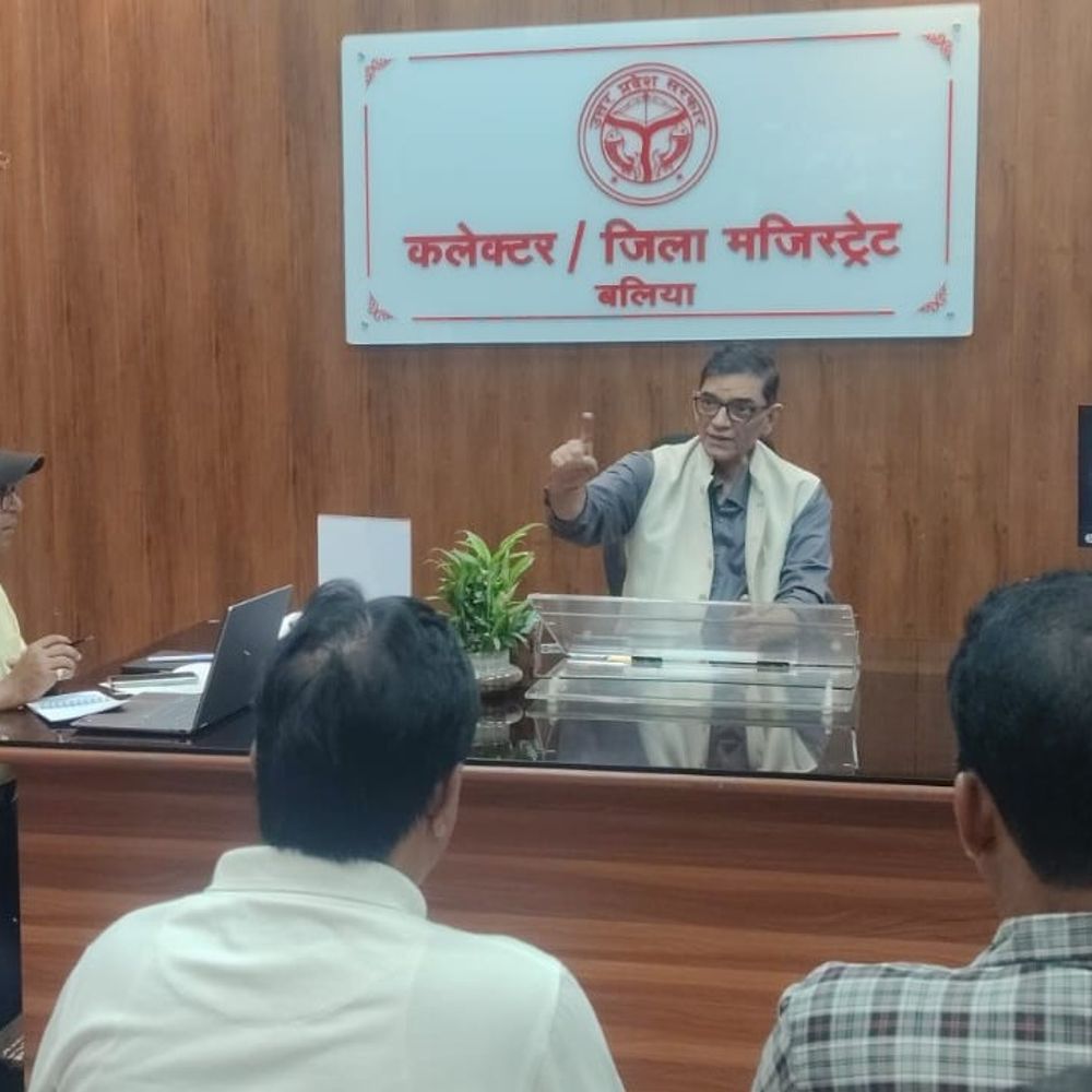बलिया में हर दुकानदार को रखना होगा डस्टबिन:डीएम ने सफाई नायकों संग की बैठक, झोपड़ी और कूड़ा मुक्त बनाने का संकल्प