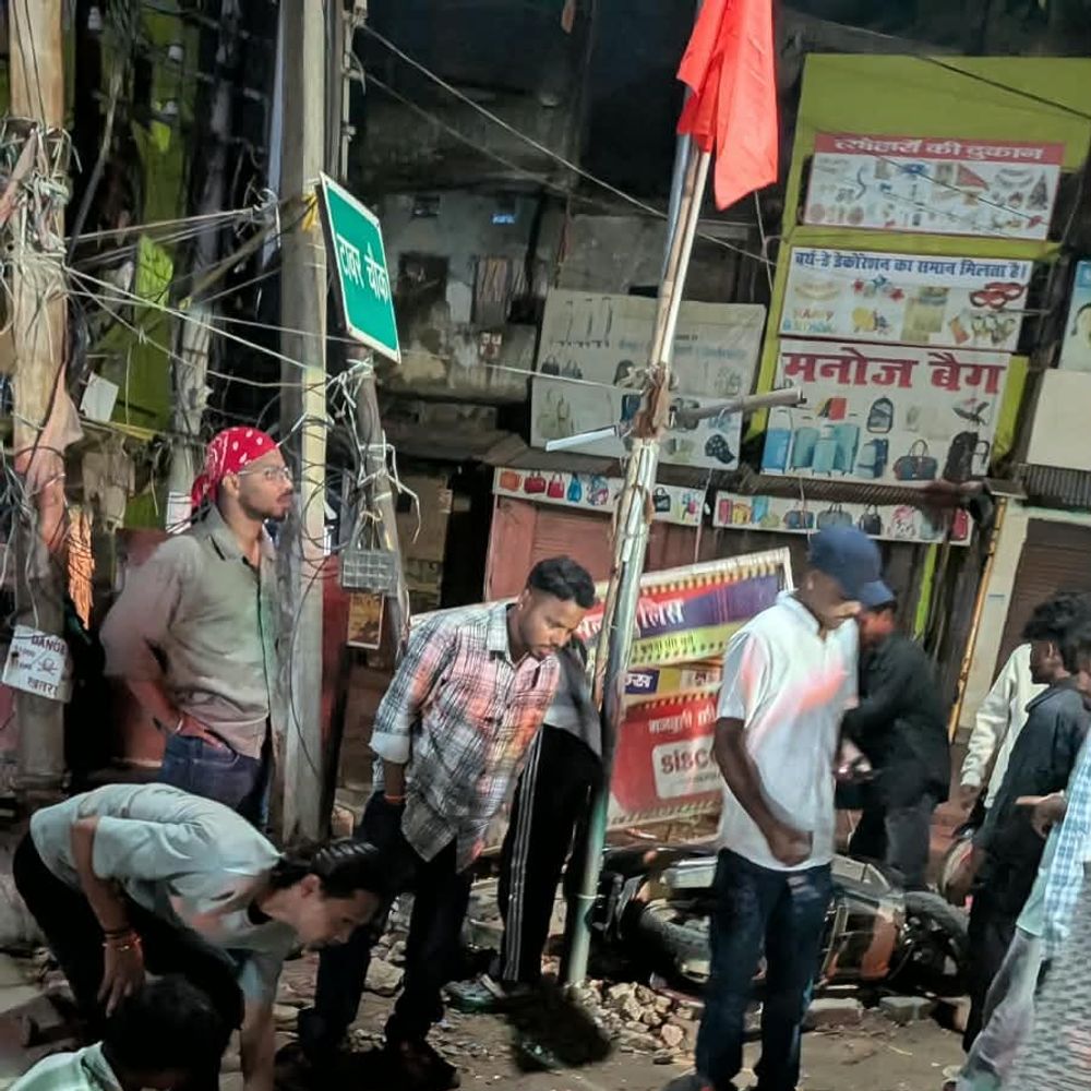 गुमला में तेज रफ्तार बोलेरो ने तीन लोगों को चपेट में लिया, एक की मौत; दो युवक गंभीर