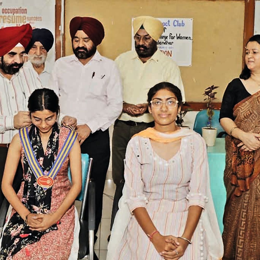 रोट्रैक्ट क्लब की नई टीम के स्थापना समारोह में रोमल यादव बनीं अध्यक्ष