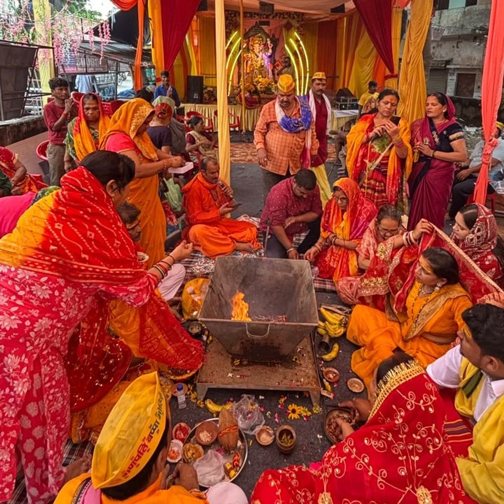 राजाजीपुरम में गणपति बप्पा की निकली विसर्जन यात्रा:ढोल-नगाड़ों के साथ निकली गणेश प्रतिमा की शोभायात्रा, कुड़ियाघाट में विसर्जन