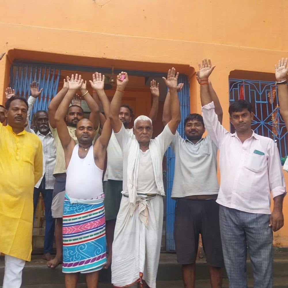 बाबा जागेश्वर नाथ मंदिर से घंटा चोरी:भदोही में ग्रामीणों ने किया प्रदर्शन, ग्रामीण बोले- बार-बार हो रही घटनाएं
