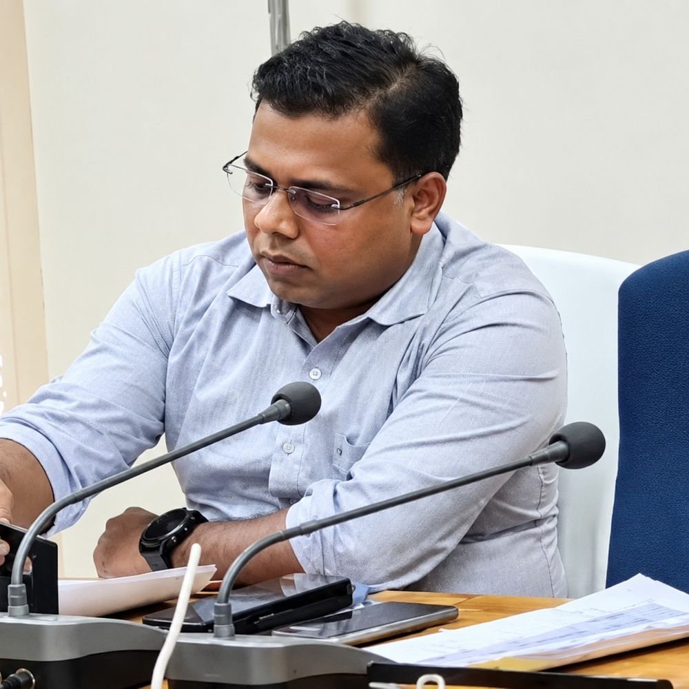 शेखपुरा में DM ने पंचायती राज की रिव्यु की:बायोमीट्रिक अटेंडेंस और डेवलपमेंट प्रोजेक्ट को तेज करने पर फोकस
