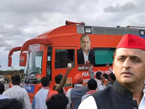 अखिलेश रथ पर सवार, रायबरेली के लिए रवाना:कार्यकर्ताओं का अभिवादन किया, पहुंचने से पहले पोस्टर लगे- वापस जाओ