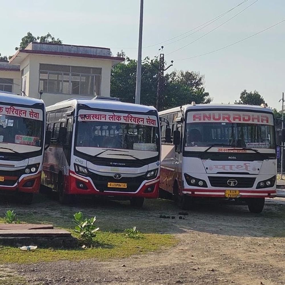 बिना टैक्स, बीमा और परमिट के सड़कों पर दौड़ रही 13 बसें जब्त, तीन के चालान बनाए