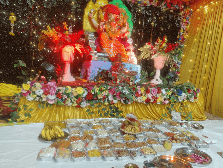 जनकपुरी सोसायटी में गणेशजी को लगाया छप्पन भोग:महोत्सव में हुई विशेष पूजा-अर्चना, बड़ी संख्या में श्रद्धालु दर्शन करने पहुंचे