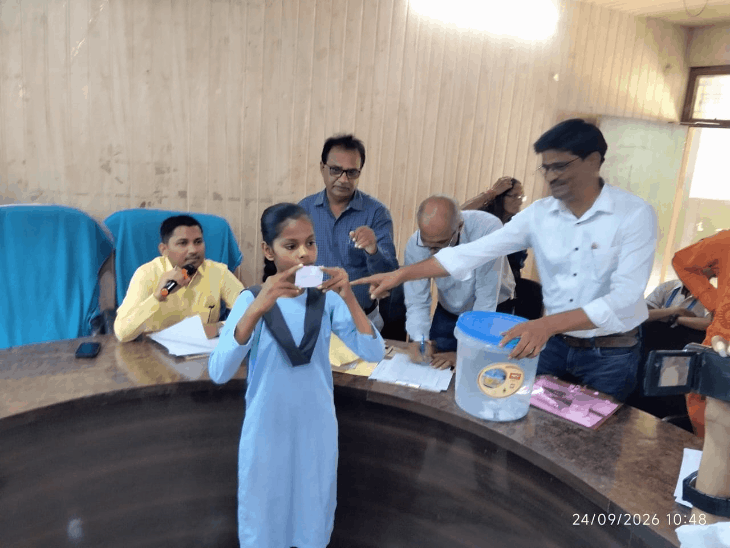 किशनगंज में स्कूली बच्चों ने निकाली सरपंच पदों की लॉटरी:28 ग्राम पंचायतों में तय हुआ आरक्षण, पंचायत समिति सभागार में हुई प्रक्रिया