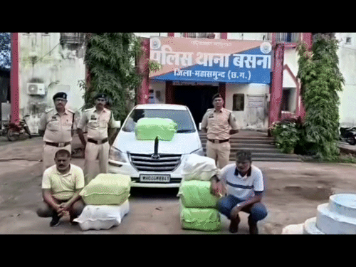 महासमुंद में 66 लाख का गांजा जब्त, दो तस्कर गिरफ्तार:ओडिशा से पुणे ले जा रहे थे 132 किलो गांजा, महासमुंद में पकड़े गए आरोपी