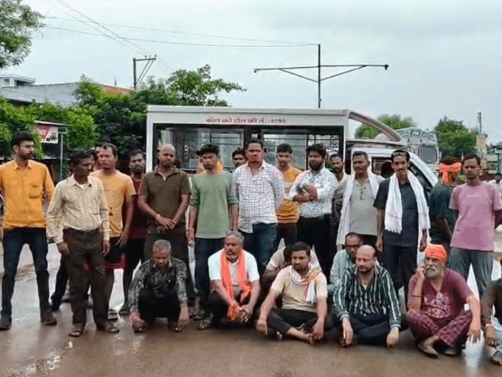 राजनांदगांव में ठेकेदार की लापरवाही से मजदूर की मौत:फरहद चौक पर ग्रामीणों ने शव रखकर किया चक्काजाम, स्टेट हाईवे पर लगा जाम