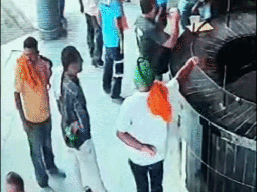 युवतियों से छेड़छाड़ रोकने पर रोडवेज कर्मचारी पर हमला:फिरोजपुर बस स्टैंड में घुसकर वारदात, हथियार लहराते हुए फरार हुए बाइक सवार