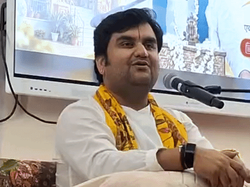 इंद्रेश महाराज बोले-पढ़ाई नहीं, रिलेशनशिप पर ध्यान दे रहे स्टूडेंट:Gen-Z से चर्चा में कथाचावक ने कहा-दोस्तों की पसंद के हिसाब से जीना कैसी आजादी