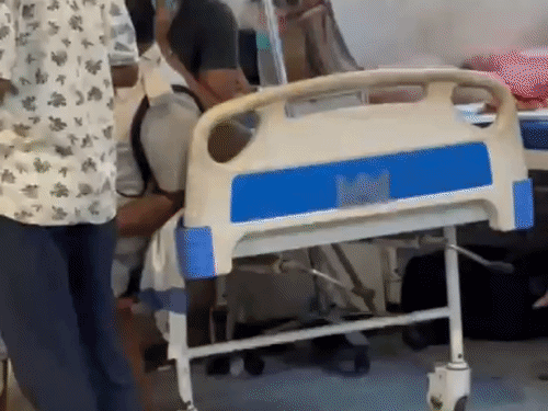 दरभंगा- मंडल कारा से भागने की कोशिश में बंदी घायल:दीवार से कूदने में पैर फ्रैक्चर, डीएमसीएच में जवान ने बातचीत के लिए दी मोबाइल